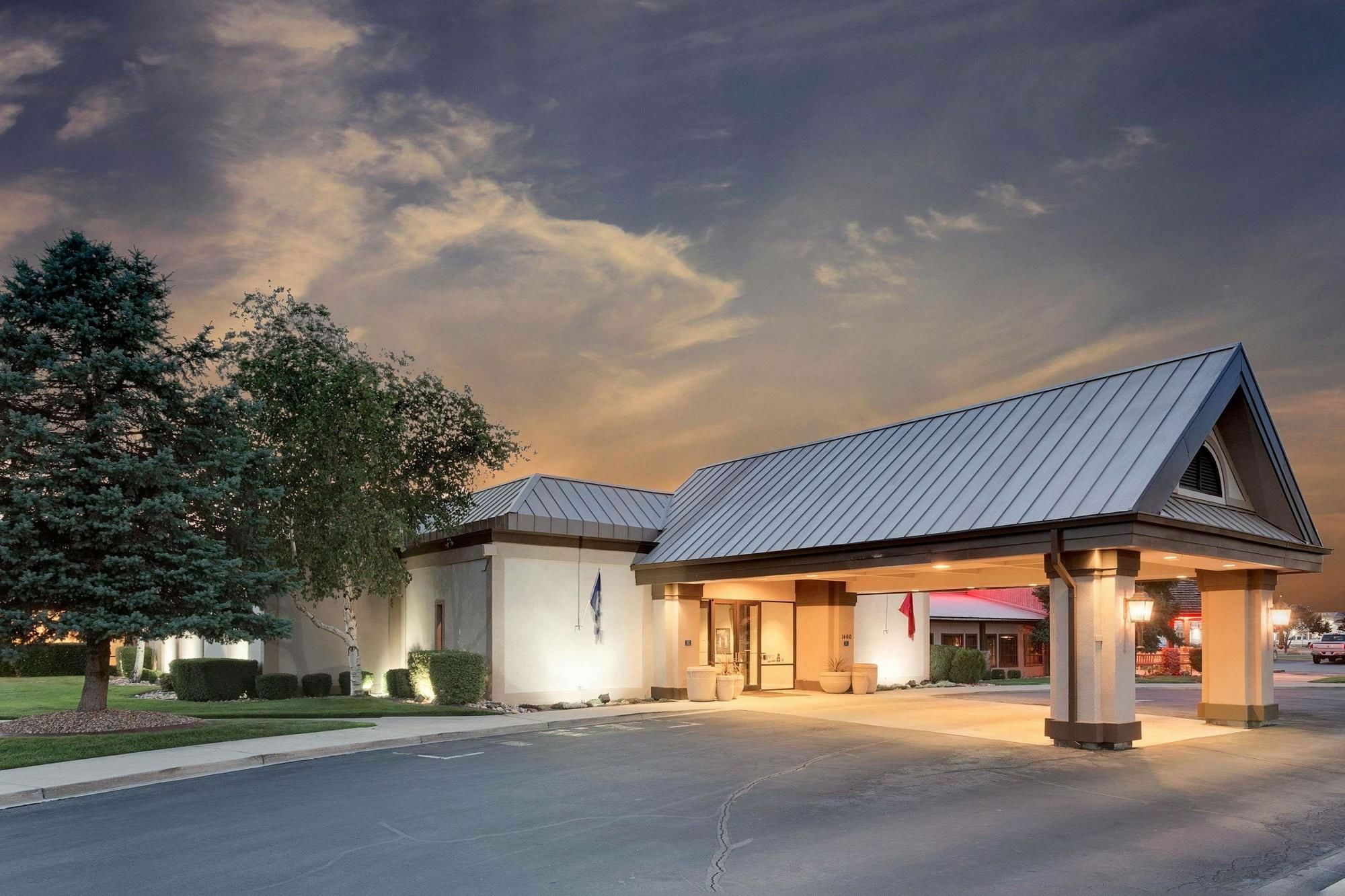 Ramada By Wyndham Provo Hotel Eksteriør billede